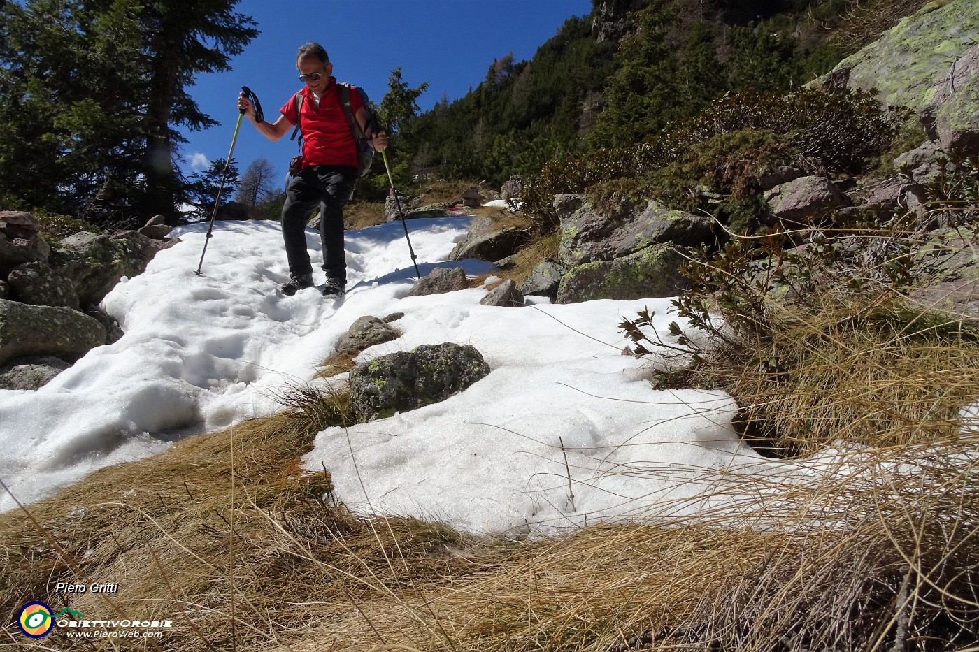 54 Sul Sentiero dei Roccoli ancora un pochino di neve.JPG